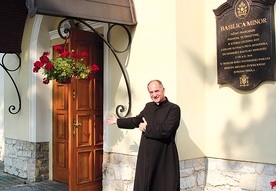 ▲	Ksiądz proboszcz Piotr Konieczny zaprasza do hałcnowskiej bazyliki mniejszej.