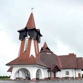 Świątynia góruje nad miastem, a poświęcił ją i konsekrował kard. Franciszek Macharski.