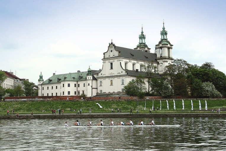 Sanktuaria Wodza Zastępów Niebieskich zwykle położone są nad wodą, w miejscach dawnego kultu pogańskiego. Nie inaczej jest w Krakowie.