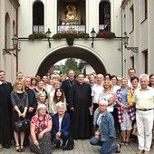 ▲	Z bp. Piotrem Turzyńskim i kustoszem ks. prał. Jerzym Karbownikiem  (obok biskupa) nauczyciele  i wychowawcy.  Czwarty z prawej  ks. Wojciech Wojtyła.