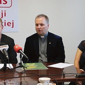 ◄	O akcji opowiada Jan Kutkowski. Obok ks. Robert Kowalski, dyrektor diecezjalnej Caritas, i Agata Wasilewska z synkiem.