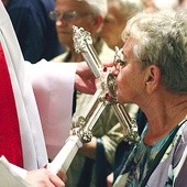 Po Mszy św. wierni zebrani w katedrze św. Mikołaja mogli ucałować relikwie Krzyża Świętego, które znajdują się w elbląskim sanktuarium.