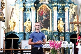 Pan Łukasz, dzięki któremu można zwiedzać sanktuarium, przed ołtarzem głównym.