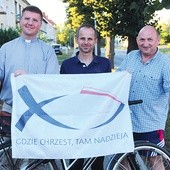 ▲	Organizatorzy rajdu – ks. Łukasz Grzendzicki, wikariusz z parafii pw. św. Franciszka z Asyżu, Rafał Chmiel ze Stowarzyszenia FSD Sport i Roman Gajowczyk ze Strzeleckiego Klubu Rowerowego „Strzelec”.