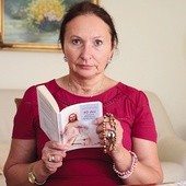 ◄	Małgorzata Borkowska przed akcją „Koronka na ulicach miasta” sięga po książkę „30 dni z Jezusem miłosiernym i siostrą Faustyną”, poświęcając przy tym czas na osobistą modlitwę do Bożego Miłosierdzia.