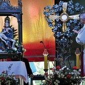 ▲	Bp Edward Dajczak prowadził adorację Najświętszego Sakramentu,  jeden z mocniejszych momentów  na czuwaniu młodych. Eucharystię kończącą czuwanie koncelebrowało z nim 95 księży. 