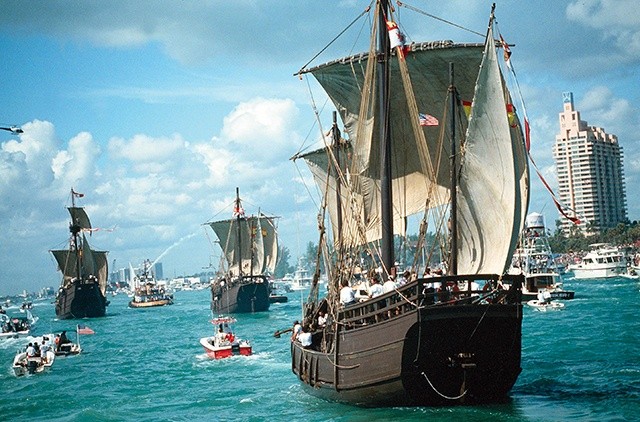 Repliki statków Kolumba. Właściwie nie wiadomo,  jak wyglądały. Wiemy,  że Pinta i Niña były karawelami, a Santa Maria – karaką.  Tuż przed podróżą zmieniono jej imię, aby Matka Boża chroniła podróżników