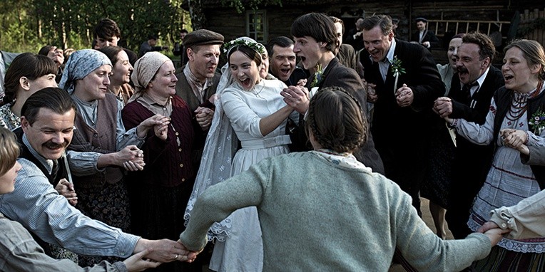 Jedna z pierwszych scen filmu – ślub Polki z Ukraińcem w 1939 r.  Na weselu bawią się razem Polacy i Ukraińcy.