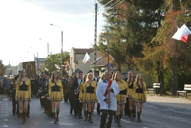 Powitanie MB Częstochowskiej w parafii św. o. Pio w Mszczonowie