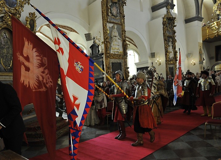 Sztandary, stroje i zbroje z czasów króla Jana III Sobieskiego przypomniały w pułtuskiej bazylice chwalebną historię Odsieczy Wiedeńskiej