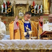 Od lewej: ks. Marian Janus bp Krzysztof Zadarko i ks. Józef Walusiak w bazylice hałcnowskiej