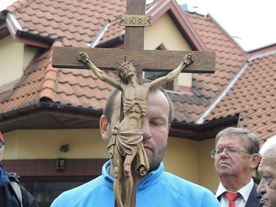 Krzyż św. Jana Pawła II towarzyszył także podopiecznym bielskiego koła Towarzystwa Pomocy im św. Brata Alberta w czasie Drogi Krzyżowej
