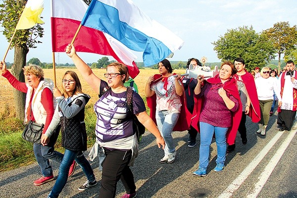 Relikwie  św. o. Maksymiliana przeniesiono w procesji z kościoła farnego w Gubinie do świątyni w Starosiedlu.