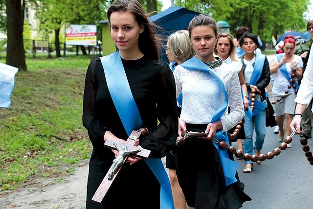 ▲	W maryjnych procesjach na powitanie obrazu Matki Bożej Jasnogórskiej zawsze niesiono różańce, korony i maryjne obrazy – znak naszej więzi, przywiązania i zawierzenia.