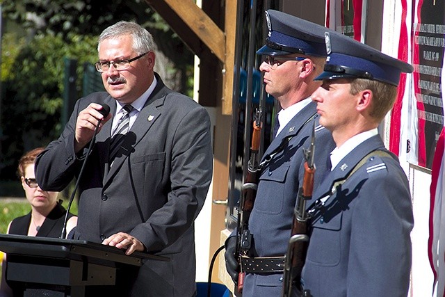 ▼	– Ciągle jeszcze potrzebne jest odkłamywanie historii – zaznacza dr Waldemar Brenda, szef delegatury IPN w Olsztynie.