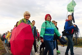 Na początku parasole i płaszcze były bardzo przydatne.