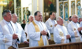 W diecezji pracuje 150 kapłanów i braci zakonnych. 