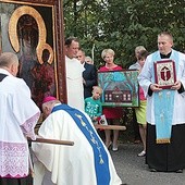 ▲	W Korabiewicach wierni przynieśli Maryi przygotowane przez siebie dary.