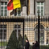 Rodzina przed budynkiem belgijskiego parlamentu, który debatuje, jak zmusić nieliczne katolickie szpitale, by nie mogły odmówić eutanazji.