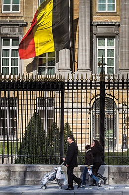Rodzina przed budynkiem belgijskiego parlamentu, który debatuje, jak zmusić nieliczne katolickie szpitale, by nie mogły odmówić eutanazji.