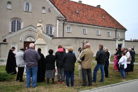 Modlitwa w Godzinie Miłosierdzia przed klasztorem Klarysek Kapucynek