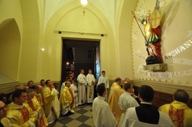 Modlitwa przed figurą św. Michała Archanioła