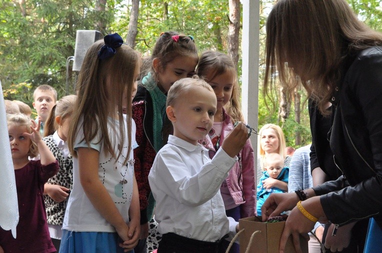 Młodzi z grupy apostolskiej rozdają rożańce