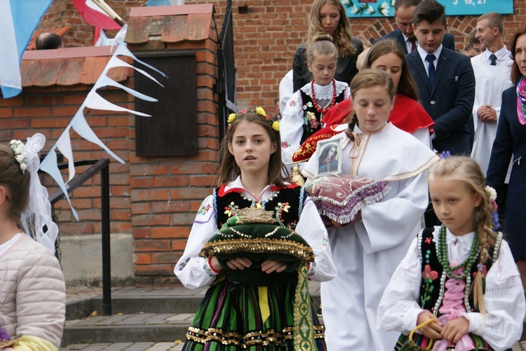 Powitanie ikony MB Częstochowskiej w parafii Sierzchowy