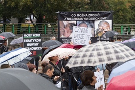 Czarny protest z rozpaczliwą obroną nienarodzonych