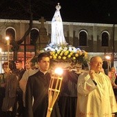 Na swoje ramioa wzięły figure Matki Bożej także rodziny