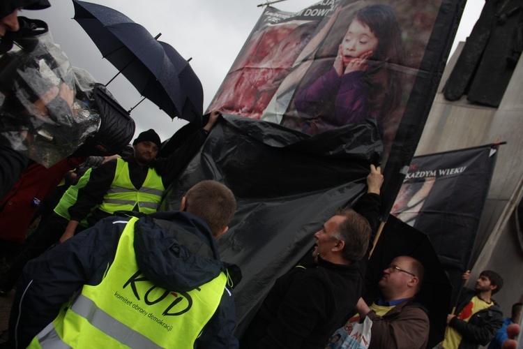 Obrońcy życia modlili się na placu Solidarności