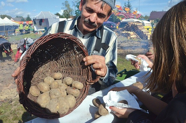 ▲	Każdy mógł spróbować pieczonego ziemniaka.