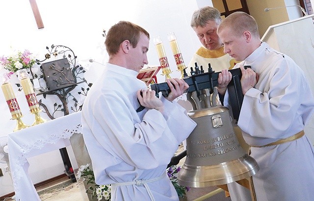 Po poświęceniu dzwon zabrzmiał w kaplicy na niedzielnej  Mszy św. W poniedziałek już był na wieży kościoła.