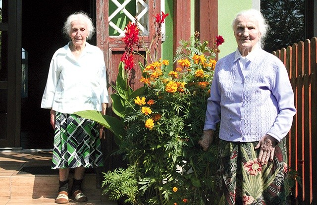 Obie siostry, Maria i Wisia, przed wejściem do swojego domu.