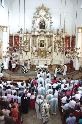 Maryjna ikona jest umieszczona w głównym ołtarzu kościoła parafialnego w Tokarni.