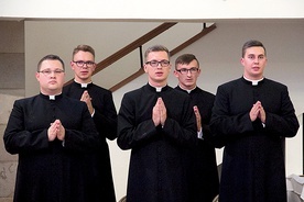 Alumni 3. roku po raz pierwszy założyli strój duchowny – sutannę.