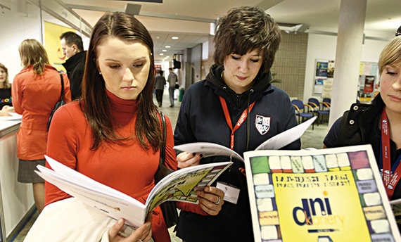 Indywidualni studenci bezpośrednio nie mogą starać się o dofinansowanie z Funduszy Europejskich swoich studiów. Mogą natomiast korzystać z propozycji, jakie dzięki unijnym środkom oferuje im uczelnia.