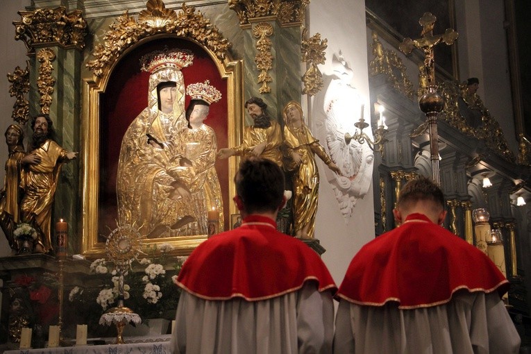 Modlitwa przed obrazem Najświętszej Maryi Panny Łowickiej