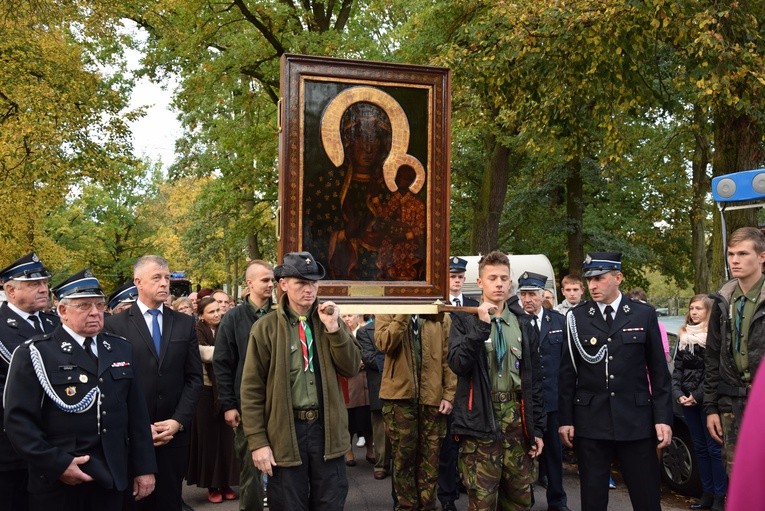 Maryję na swoich ramionach nieśli m.in. harcerze