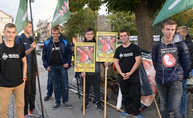 Choć na pikiecie stawiło się zaledwie kilkadziesiąt osób, byli to wyłącznie ludzie młodzi