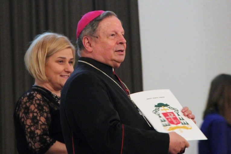 Podziękowania wręczał bp Henryk Tomasik. Obok Ilona Jaroszek