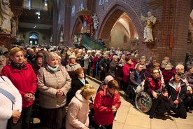 Uczestnicy pielgrzymki w sanktuarium Matki Bożej Pokornej w Rudach.