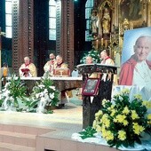 Mszy św. w kościele katedralnym w Dniu Papieskim przewodniczył bp Jan Kopiec.