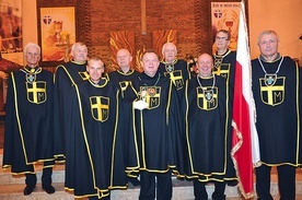 Członkowie Chorągwi Ducha Świętego z relikwiami św. Jana Pawła II. Ważną sprawą w rycerstwie jest postawa braterstwa. Jego członkowie nawzajem wspierają się nie tylko modlitwą.