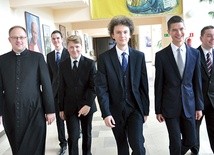 Nowi alumni pierwszy rok formacji, czyli tzw. rok propedeutyczny, spędzą w Domu św. Jana Pawła II w Szczecinku.  Na zdjęciu ze swoim wychowawcą ks. dr. Radosławem Suchorabem.