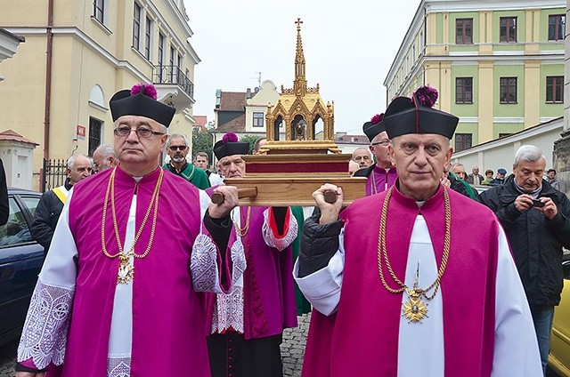 ▲	 Procesja z relikwiami bł. Wincentego Kadłubka.