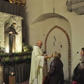 Nocne nabożeństwo u franciszkanów w Opolu.