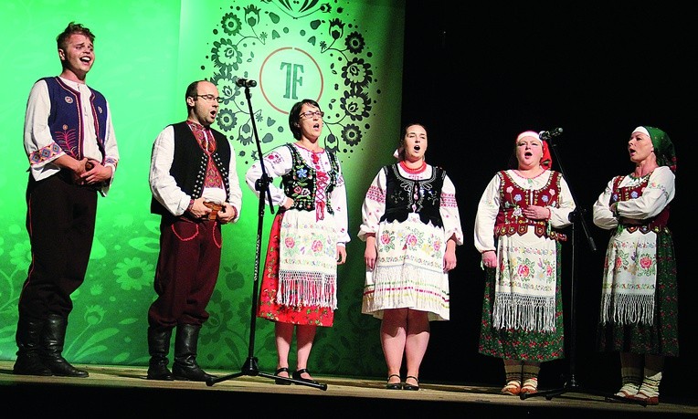 Łastiwoczka po łemkowsku oznacza jaskółkę – zwiastuna wiosny i nadzieję. Na zdjęciu przedstawiciele grupy śpiewaczej podczas tegorocznego Międzynarodowego Festiwalu Folkloru „Oblicza Tradycji” w Zielonej Górze.