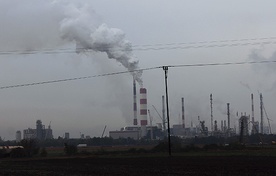 Dymiące kominy rafinerii wpływają negatywnie na zdrowie mieszkańców Płocka.