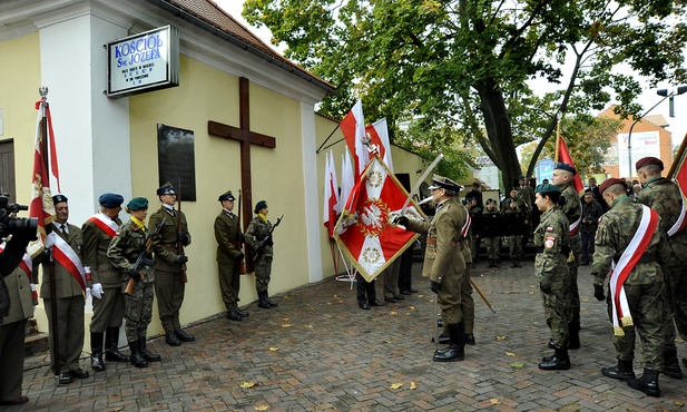 Apel poległych przy murze dawnego więzienia